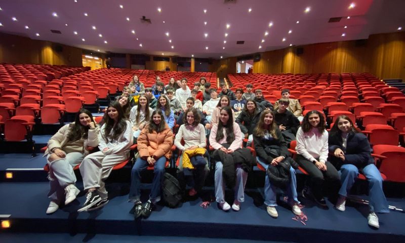 Alunos do 9º Ano do Colégio de Albergaria assistem à representação teatral do Auto da Barca do Inferno, de Gil Vicente